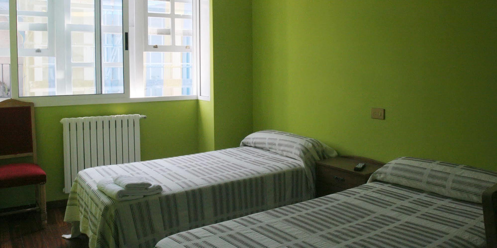 Oyo Hospedaje La Tita Santiago de Compostela Ngoại thất bức ảnh